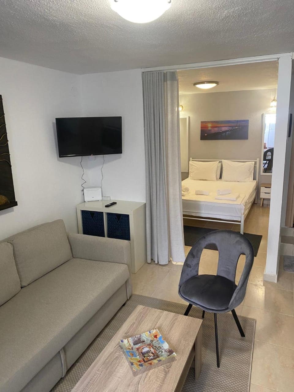 Bed, TV and multimedia, Living room, Photo of the whole room, Seating area, Dining area, Bedroom, hair dresser