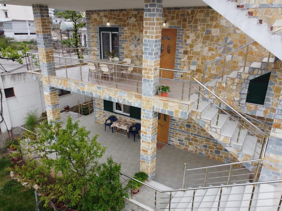 Property building, Day, Balcony/Terrace