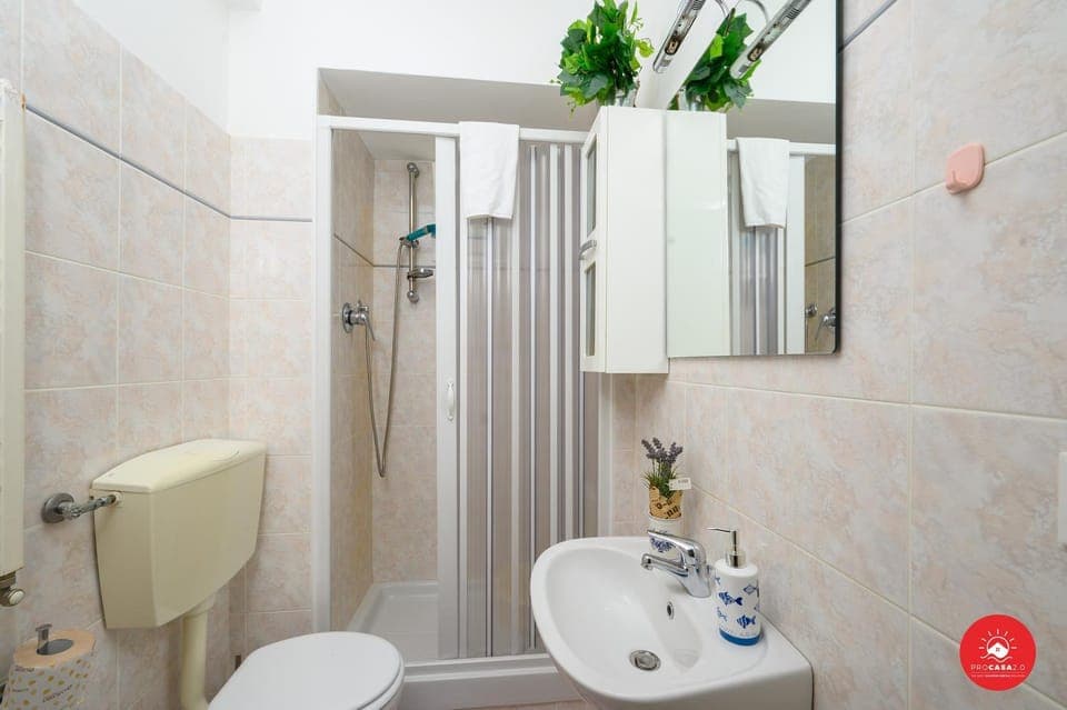 Shower, Toilet, Bathroom, bidet, towels