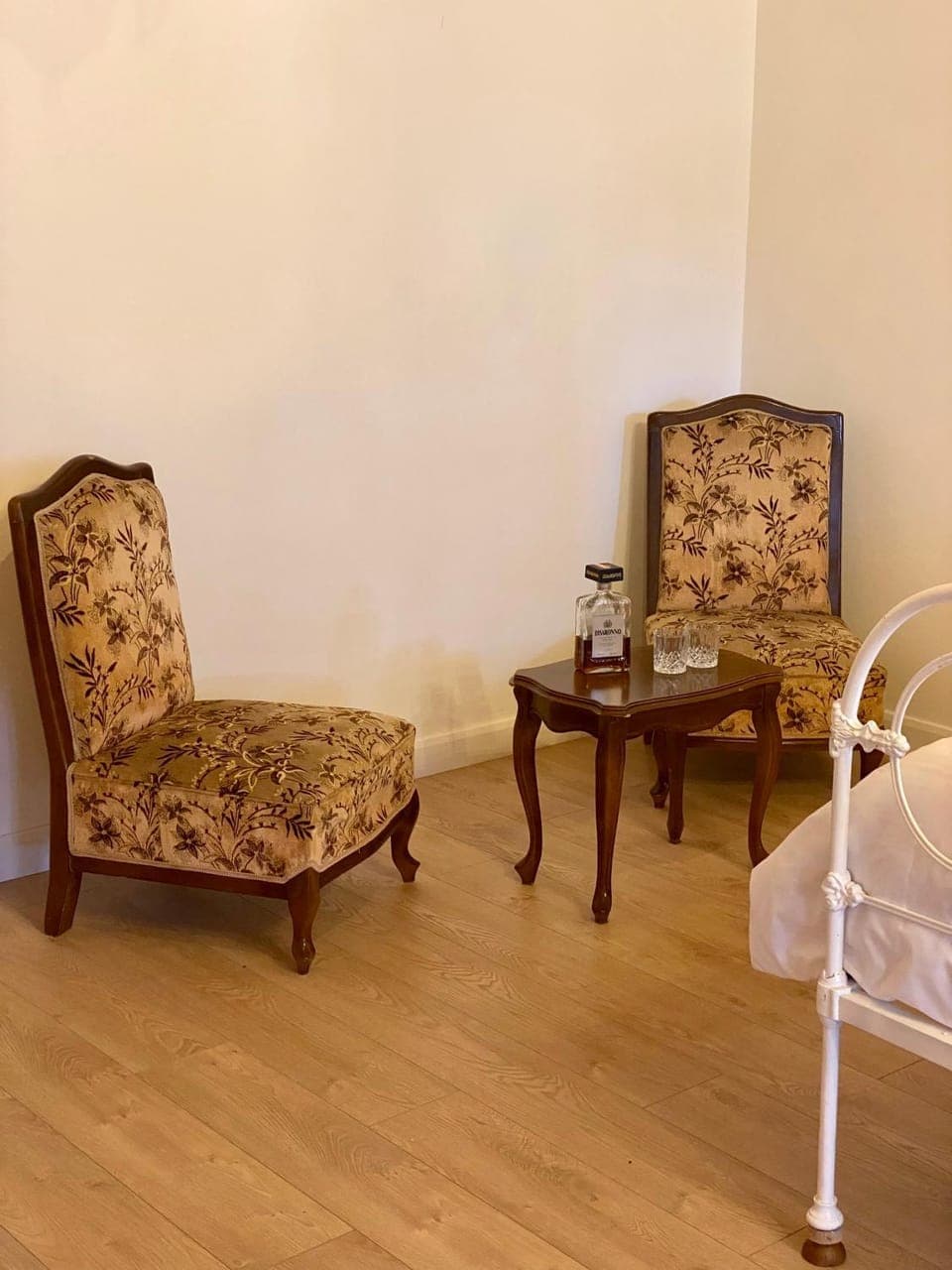 Living room, Photo of the whole room, Seating area