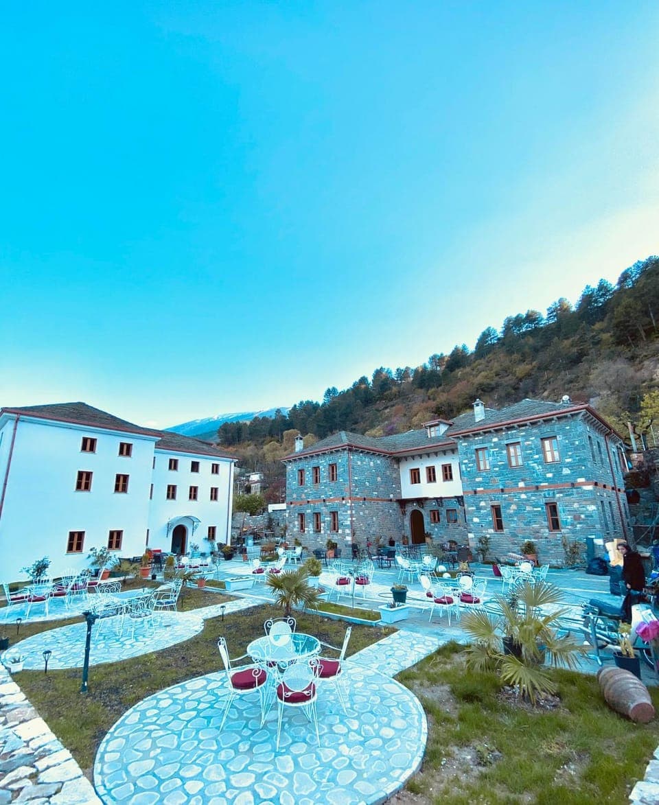 Property building, Spring, Day, Natural landscape, Balcony/Terrace, Mountain view