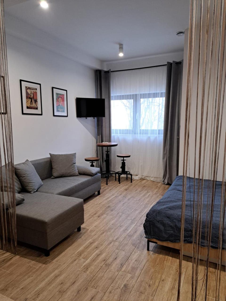 Photo of the whole room, Seating area