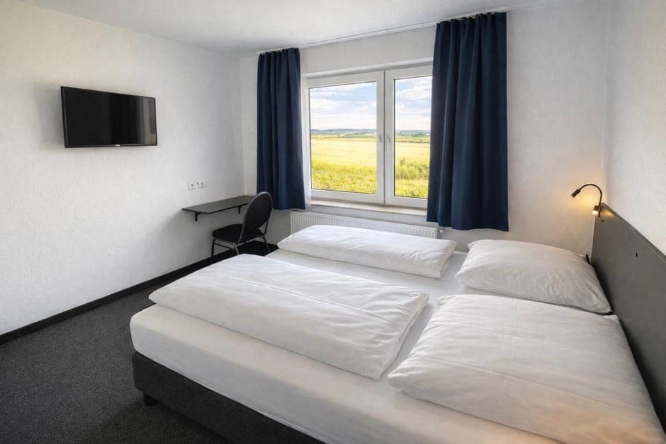 Bed, TV and multimedia, View (from property/room), Photo of the whole room, Bedroom