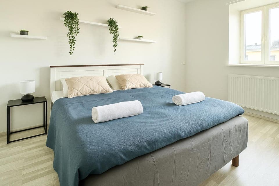 Bed, Bedroom, towels