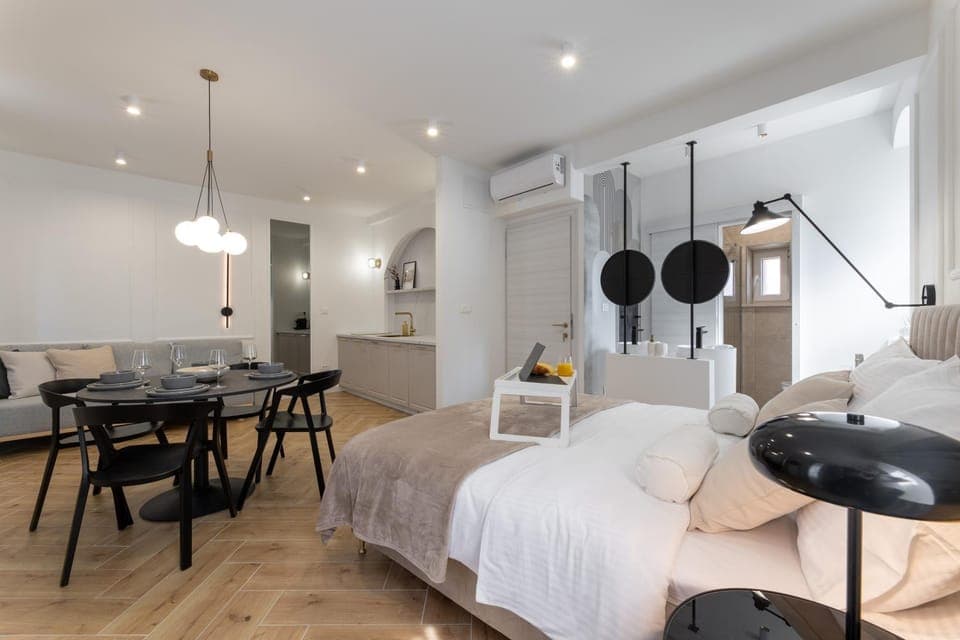 Bed, Living room, Photo of the whole room, Seating area, Dining area, Bedroom