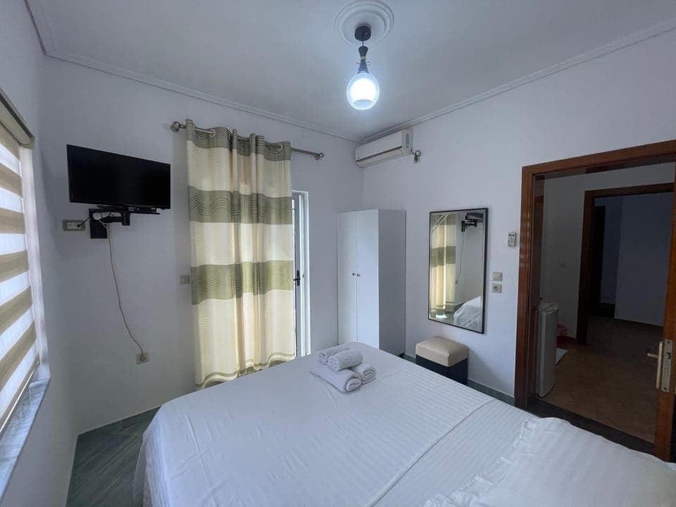 Bed, TV and multimedia, air conditioner