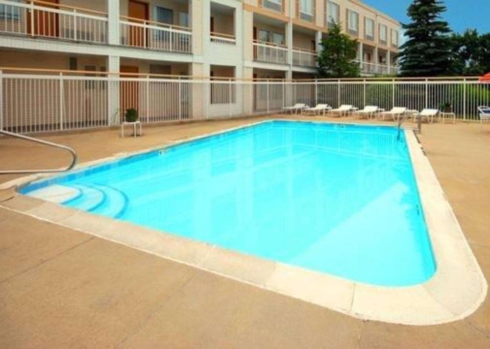 Swimming pool [outdoor]