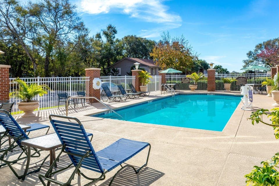 Swimming pool [outdoor]