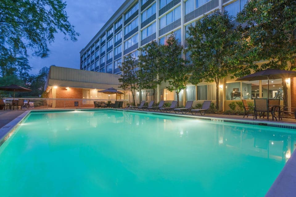 Swimming pool [outdoor]