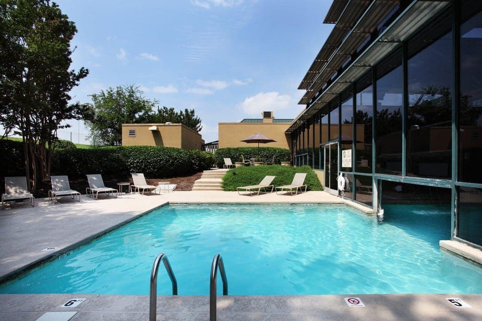 Swimming pool [outdoor]