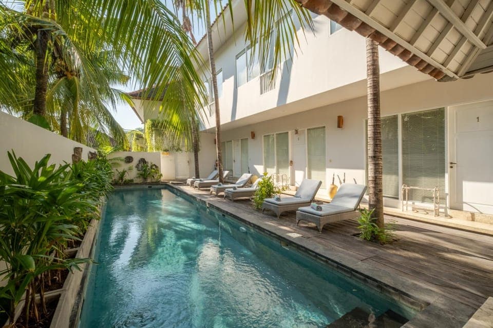 Swimming pool [outdoor]