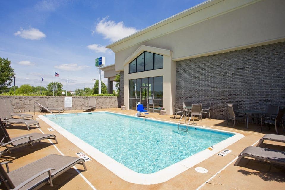 Swimming pool [outdoor]