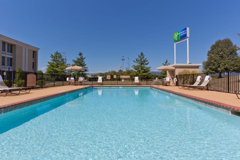 Swimming pool [outdoor]