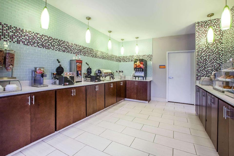 La Quinta Inn & Suites by Wyndham Elkhart Hotel in Elkhart