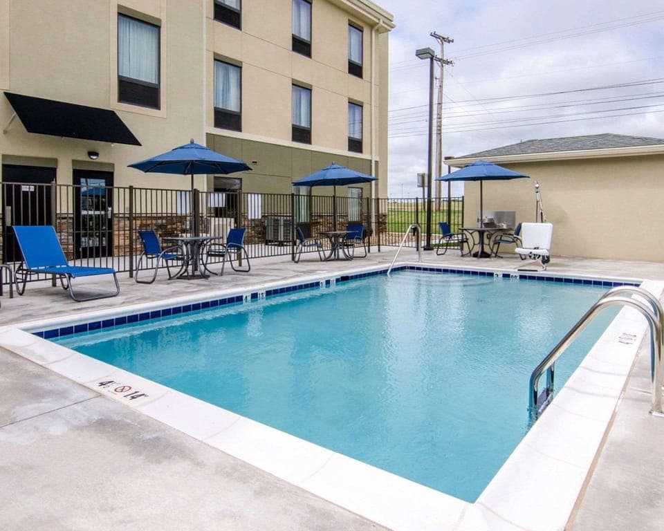Swimming pool [outdoor]