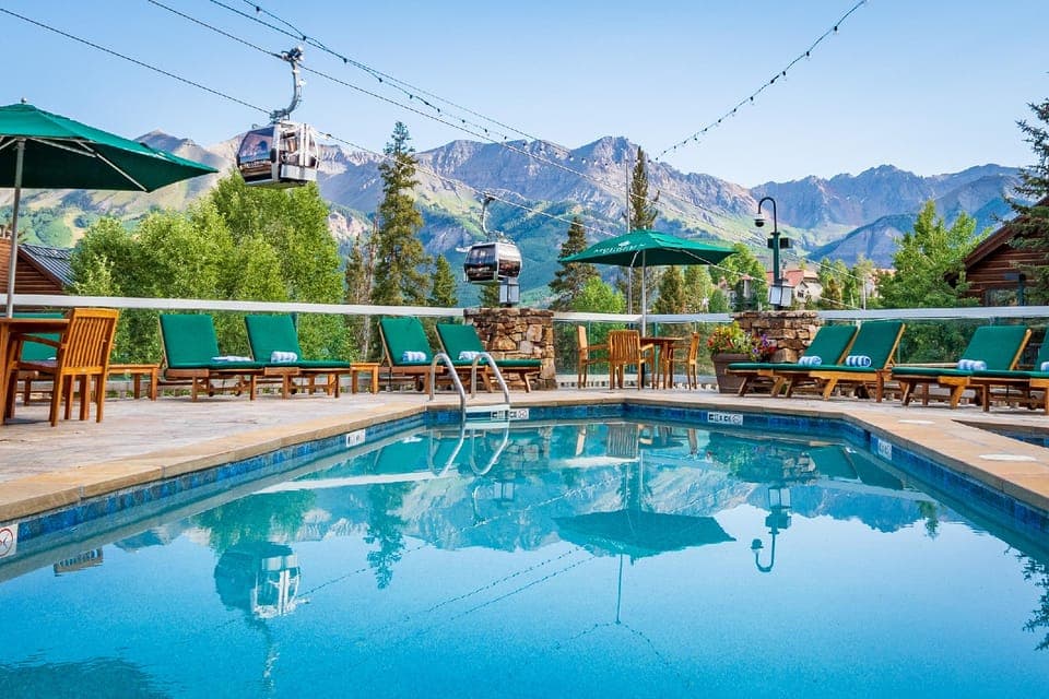 Swimming pool [outdoor]