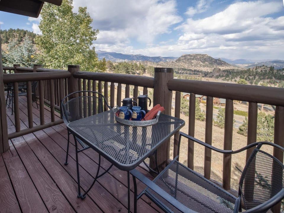 Taharaa Mountain Lodge Inn in Estes Park