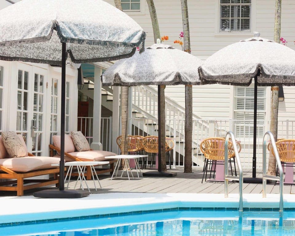 Swimming pool [outdoor]