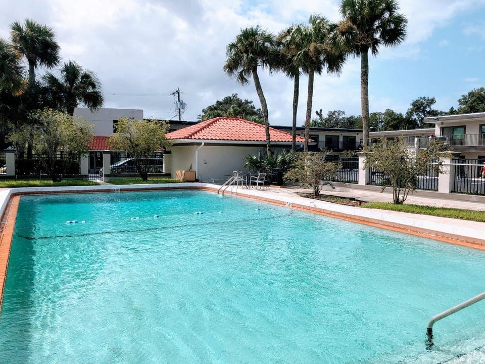 Swimming pool [outdoor]