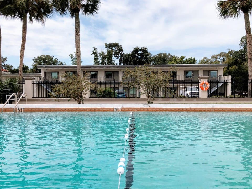 Swimming pool [outdoor]