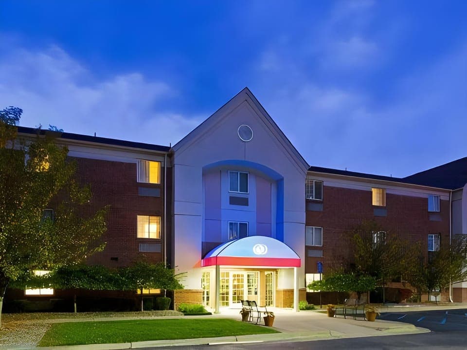 Sonesta Simply Suites Detroit Southfield Hotel in Southfield