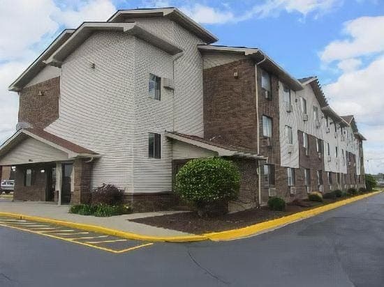 American Inn & Suites Romulus DTW Hotel in Romulus