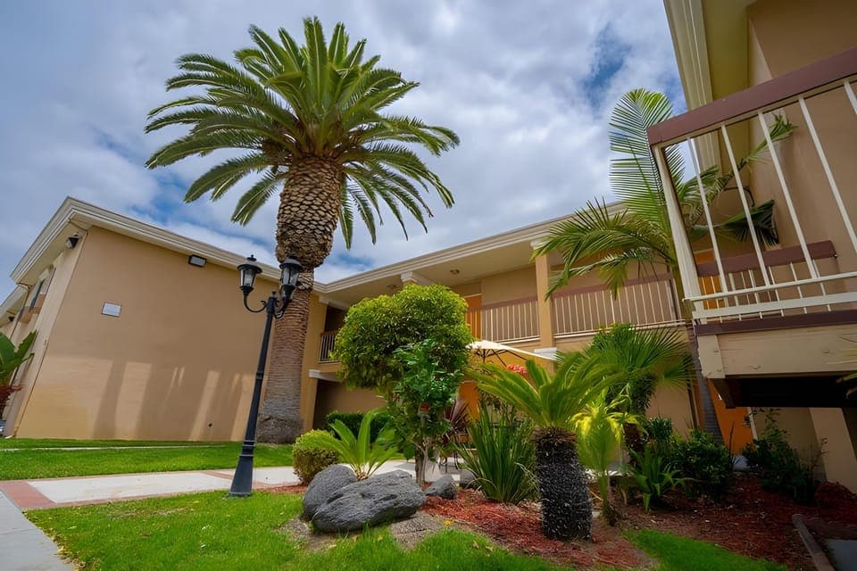 Howard Johnson by Wyndham Buena Park Hotel in Buena Park