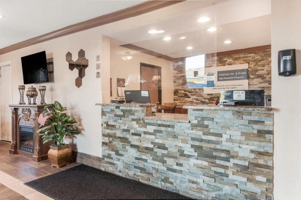 American Inn & Suites Metro Airport Hotel in Romulus