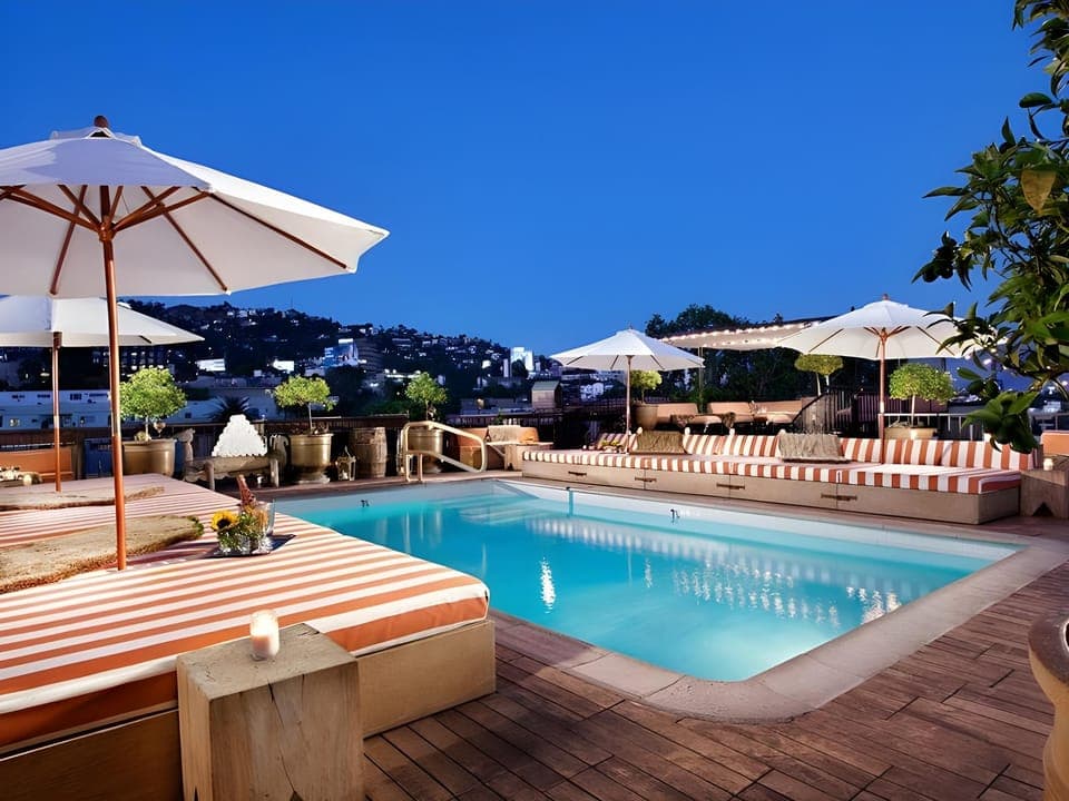 Swimming pool [outdoor]