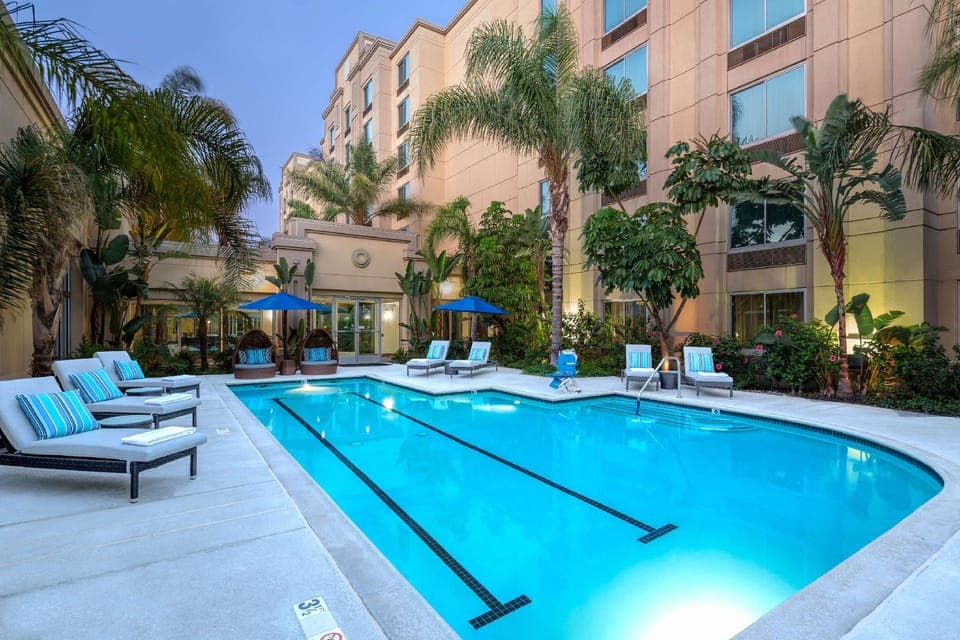 Swimming pool [outdoor]
