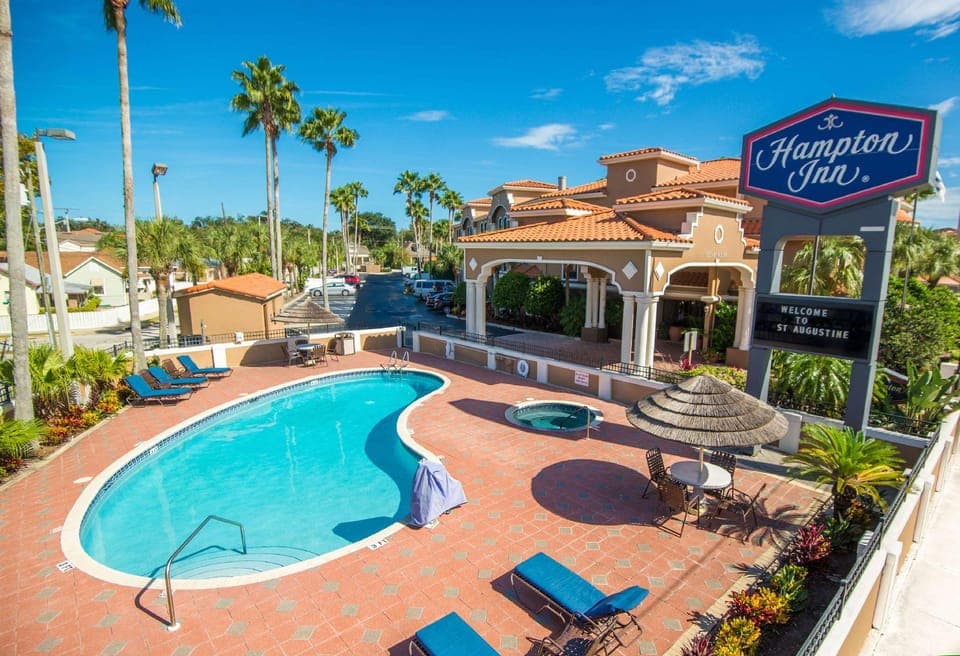 Swimming pool [outdoor]