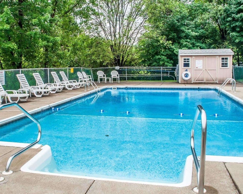 Swimming pool [outdoor]