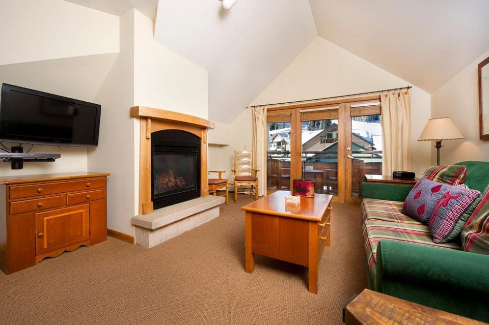 Shared lounge/TV area