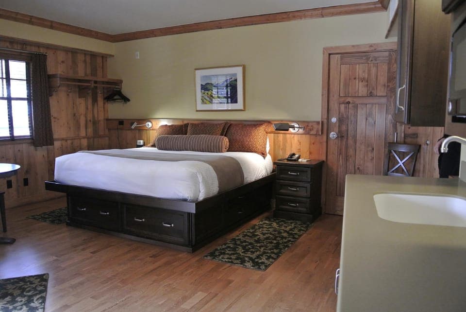 The Green Bridge Inn Hotel in Summit County