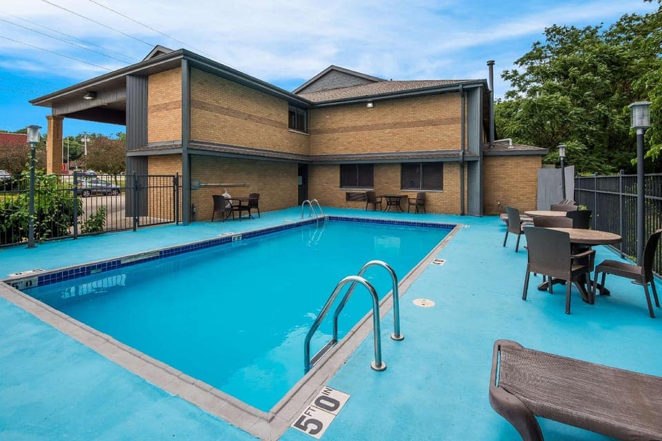 Swimming pool