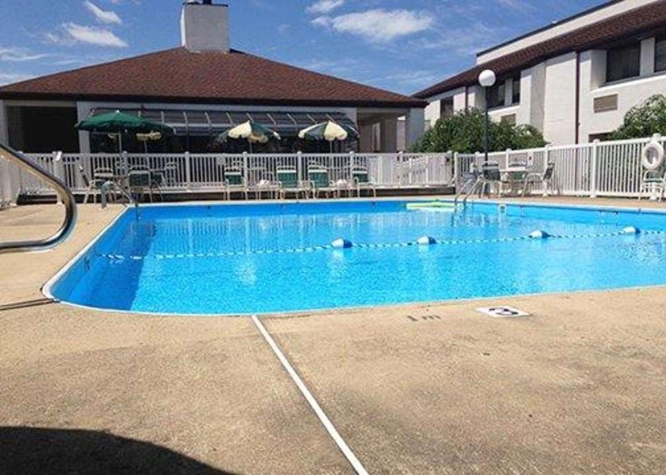 Swimming pool [outdoor]