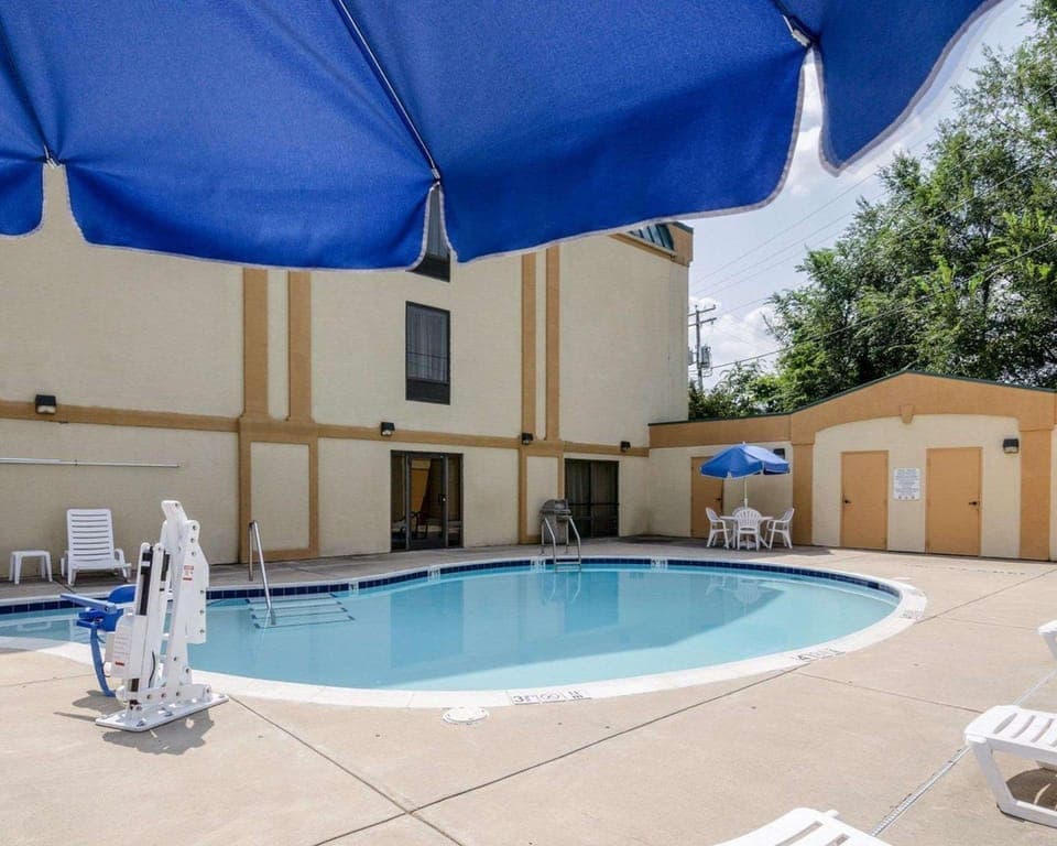 Swimming pool [outdoor]