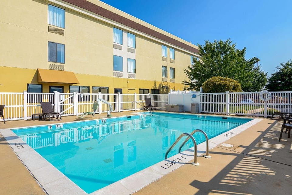 Swimming pool [outdoor]