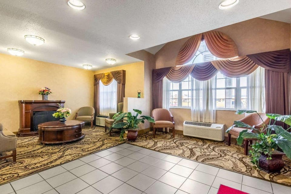 Econo Lodge Inn & Suites Evansville East Hotel in Evansville