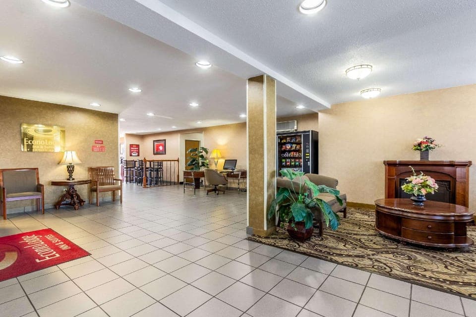 Econo Lodge Inn & Suites Evansville East Hotel in Evansville