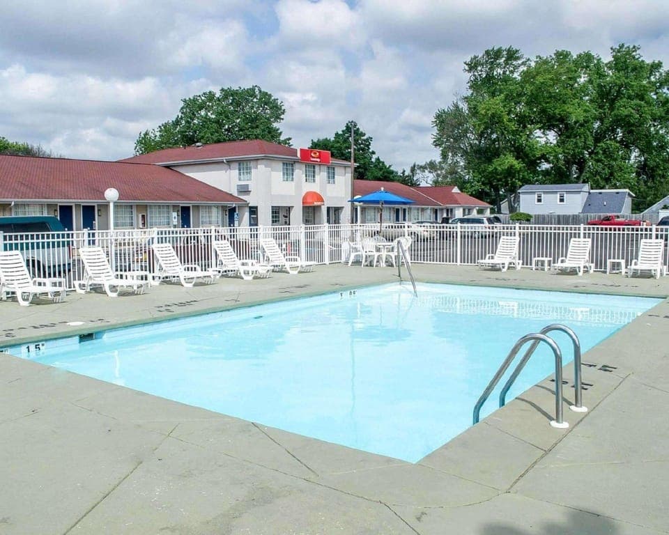 Swimming pool [outdoor]