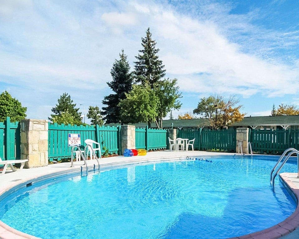 Swimming pool [outdoor]