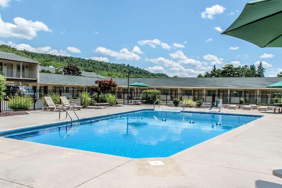 Swimming pool [outdoor]