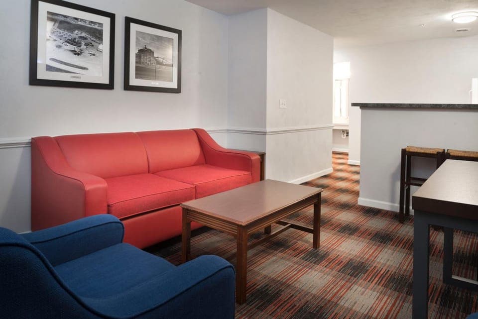 Luxbury Inn & Suites Motel in Maryville