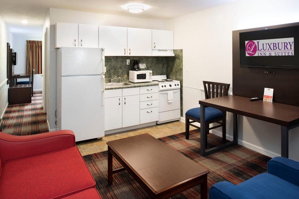 Luxbury Inn & Suites Motel in Maryville