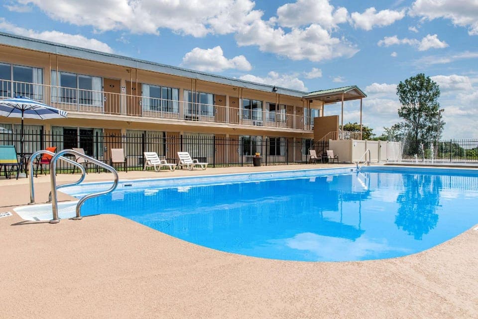 Swimming pool [outdoor]