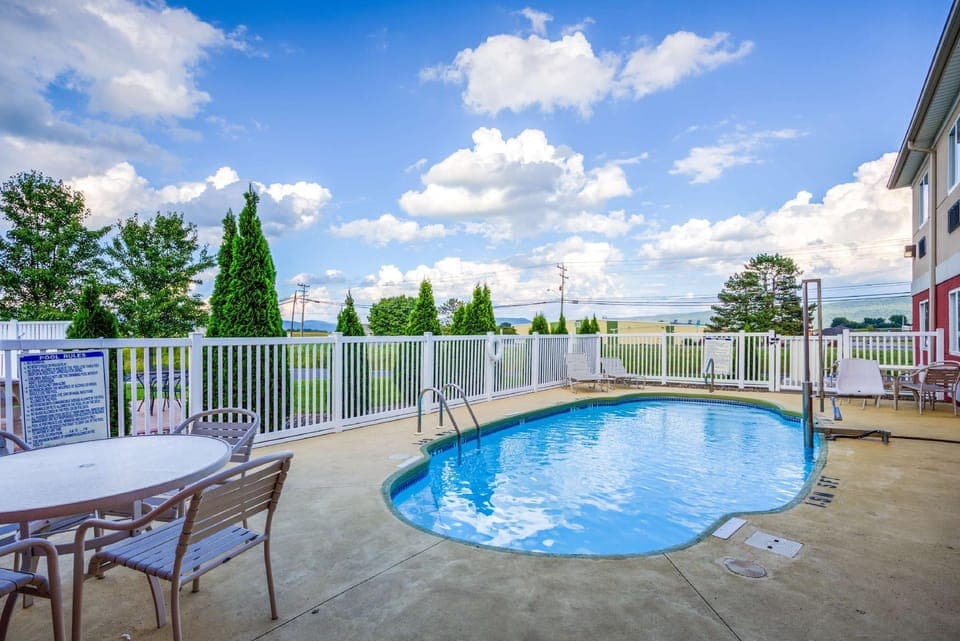 Swimming pool [outdoor]