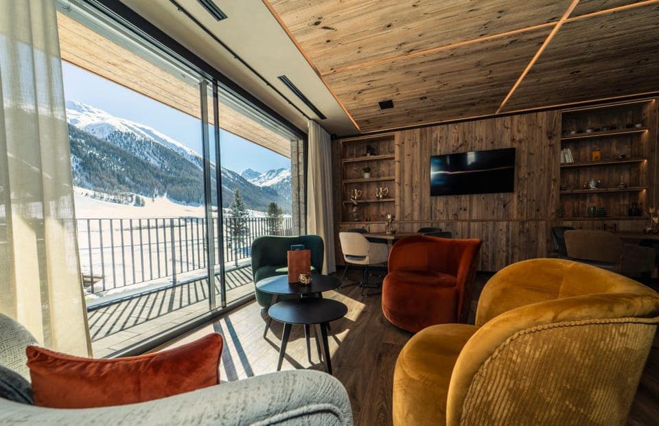 Shared lounge/TV area