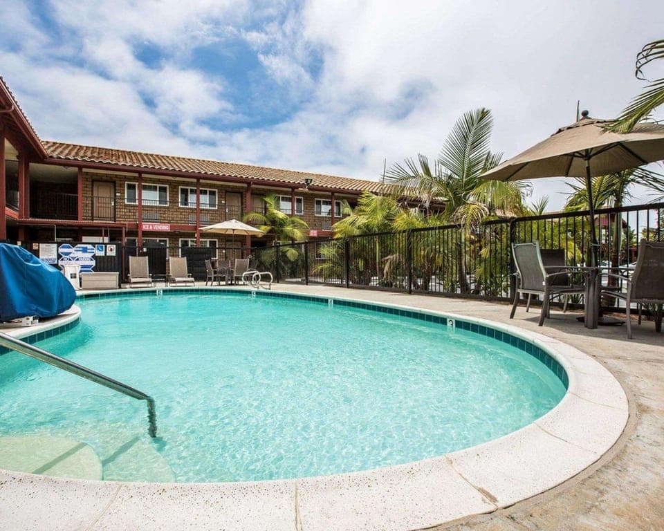 Swimming pool [outdoor]