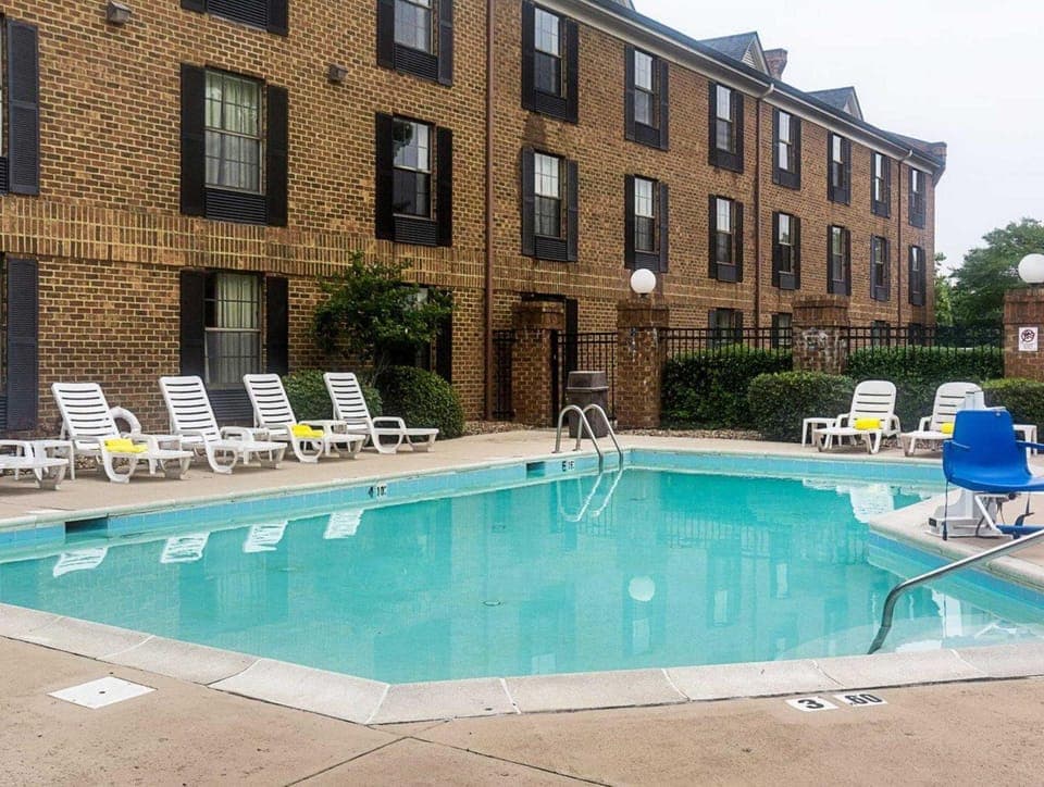 Swimming pool [outdoor]